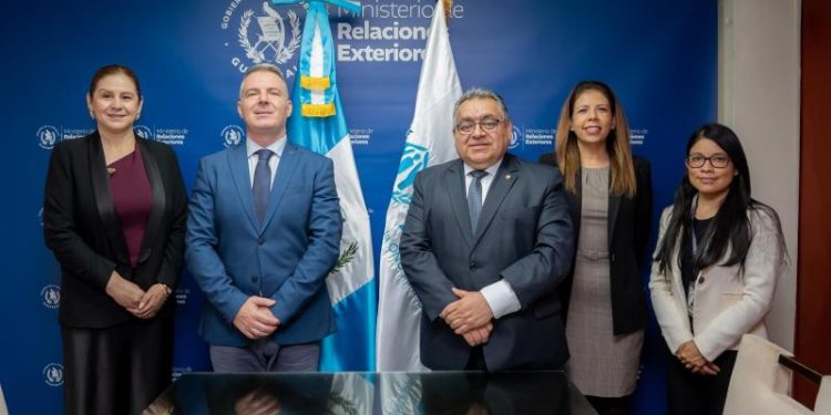 Vicecanciller Escobedo se reúne con representante del ACNUR en Guatemala