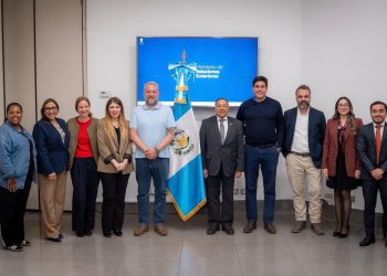 Vicecanciller Julio Orozco se reúne con representantes de empresa estadounidense que busca oportunidades de relocalización