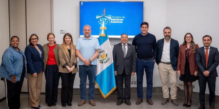 Vicecanciller Julio Orozco se reúne con representantes de empresa estadounidense que busca oportunidades de relocalización