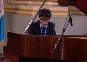 Julio Gerardo Flores Leverman, el joven pianista de Mixco, que destaca por su talento musical