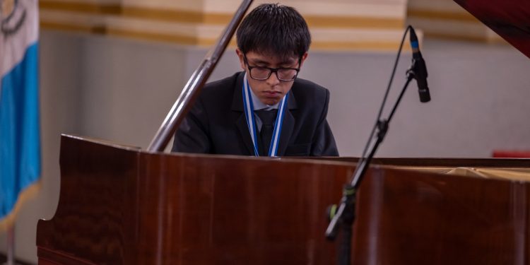 Julio Gerardo Flores Leverman, el joven pianista de Mixco, que destaca por su talento musical