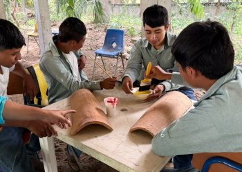 Jóvenes de Jocotán promueven el valor de la indumentaria maya Ch’orti’ a través del arte en barro