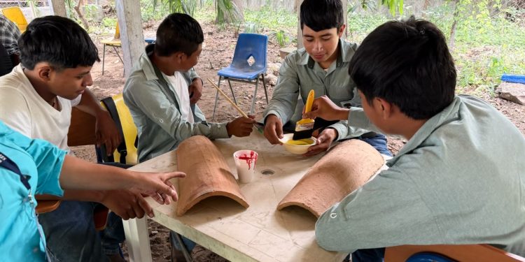 Jóvenes de Jocotán promueven el valor de la indumentaria maya Ch’orti’ a través del arte en barro