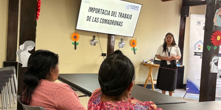 Conversatorio visibiliza el papel de las comadronas en Nahualá, Sololá