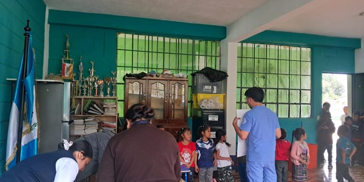 ¡De casa en casa, la vacunación contra el sarampión protege a las familias de Sololá!