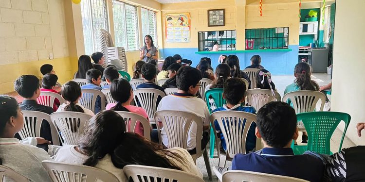 Estudiantes de San Miguel Petapa aprenden sobre tenencia responsable y bienestar animal