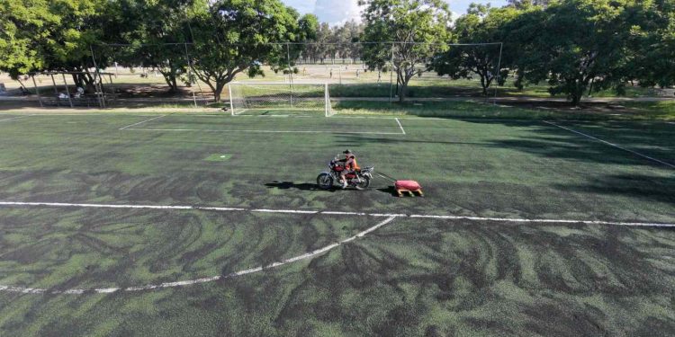 Canchas sintéticas de parques y centros deportivos vuelven a abrir sus puertas