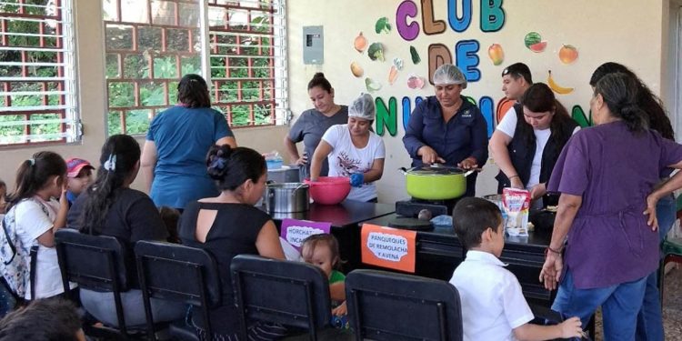 Capacitan a madres de familia en preparación de recetas nutritivas