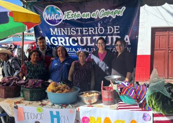 Emprendedores de Cajolá reciben apoyo y conocen de alimentación saludable