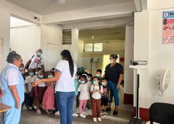 Niñas y niños de Melchor de Mencos conocen el trabajo de los servidores públicos