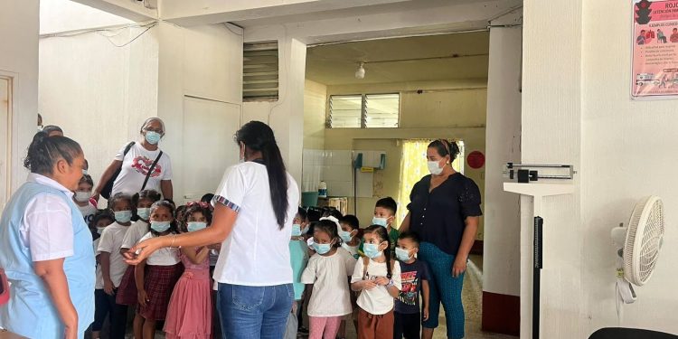 Niñas y niños de Melchor de Mencos conocen el trabajo de los servidores públicos